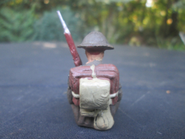 ELASTOLIN sitting British soldier. zittende Engelse soldaat goede staat leuk figuur.