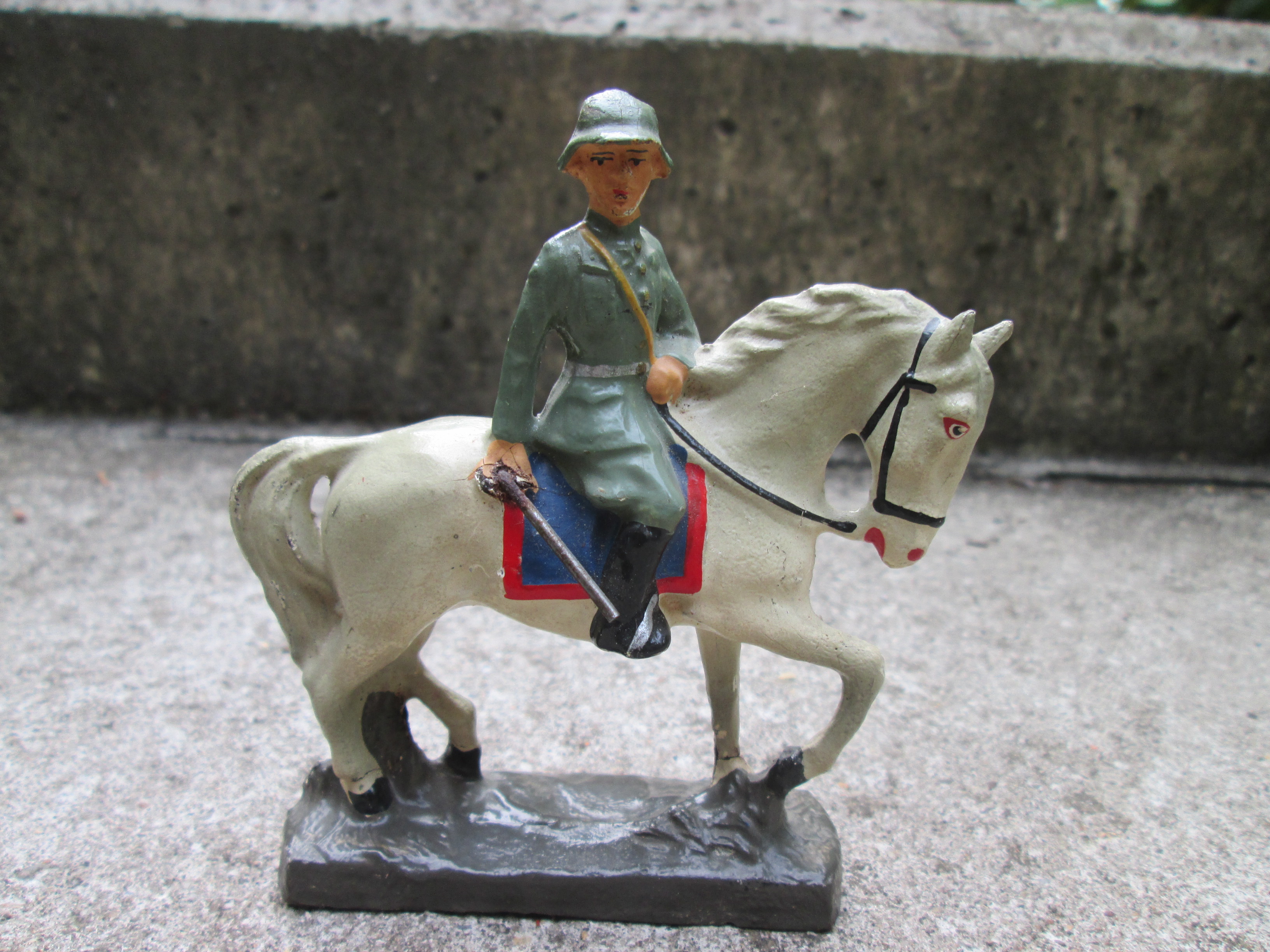 ELASTOLIN German officer on horse in 1 piece. Duitse officier te paard in 1 stuk gemaakt