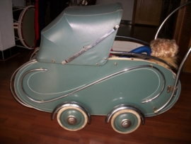 Children doll´s pram, nice condition sixties.Poppenwagen met pastelkleuren, compleet perfekte staat