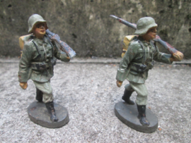 ELASTOLIN 2 German soldiers 1 damaged. Duitse soldaat 1 beschadigd