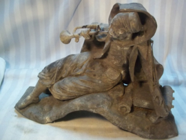 Statue of a Zouave soldier. Oud samak beeld van een Zouaaf met bazuin, mooi gedetailleerd. 32 bij 22 cm. afbeeldingen van zouaven zijn niet dik gezaaid. beeld vertoond ouderdoms plekken, zoals de bazuin. verder zeer mooi gemaakt.