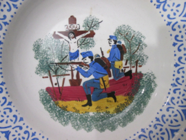 Remembrance plate Austrian Army.  Wandbord afgebeeld, 2 Oostenrijkse soldaten vechtend en schietend bij een Kruisbeeld. zeer kleurrijk bord bijzondere voorstelling.