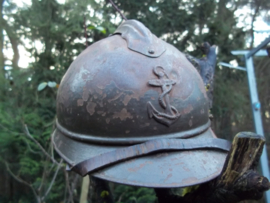 French helmet Model 1915 with colonial badge. Franse helm m-1915, koloniaal embleem. helm mooi gemarkeert, binnenwerk is zo gemaakt door de eigenaar gaf meer verkoeling. ZEER zeldzame helm. nooit aan gerommeld.