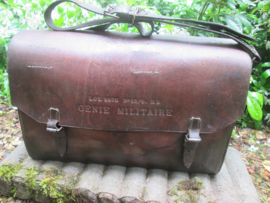 Belgium leather bag for pioneer. Belgische leren tas, gebruikt door de genie, Frans talig opschrift GENIE MILITAIRE, nooit eerder tegen gekomen, gedragen staat