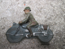 Unmarked military motorcyclist Militair op motor ongemerkt.