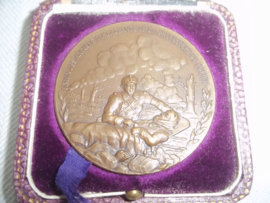 French medal in case. Franse penning in doosje 5cm doorsnede. UNION DES ANCIENS COMBATTANTS DE LA  PREFECTURE DE POLICE. Uitgereikt in 1934, medaille is op naam