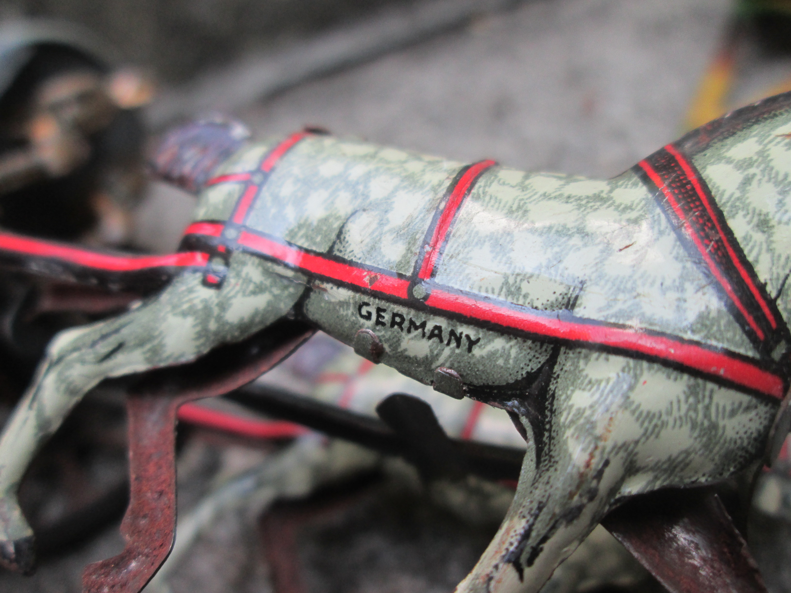 Tin toy Belgium soldiers. Blikken speelgoed, vooroorlogs klein model Belgische soldaten met paard en wagen Made in Germany bijzonder stuk.