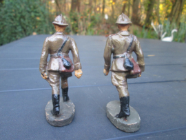 ELASTOLIN 2 Belgium soldiers very rare. 2 Belgische soldaten die een machinegeweer karretje kunnen voorttrekken zeer bijzonder zeldzame figuren, zeer goede staat.