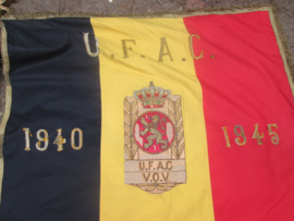 GERESERVEERD Belgium vetrans flag. with flagpole. Belgische veteranen vlag Vereniging van Oudstrijders UFAC/ VOV. 1940/1945 met deelbare stok en vlaggentop decoratief stuk.