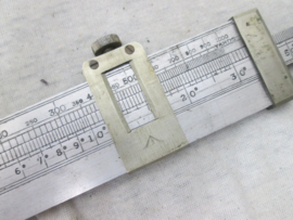 British Army Artillery , slide rule MK IV, made by Dring&Fage, London, dated 1917, in original leather pouch, both marked with Broad Arrow. Engelse artillerie meetlat 1917 compleet.
