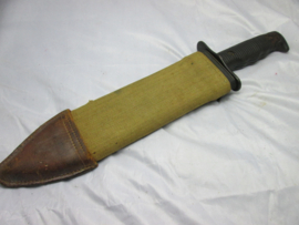 US- WW1- Bolo knife with scabbard dated 1917--1918--1919. Amerikaans kapmes mooi gemarkeerd en duidelijk , zeer nette staat.