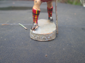 CHIALU Scottish soldier with typical Scottish flag very rare piece. Schotse soldaat met Schotse vlag.