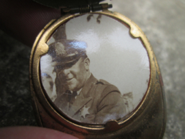 US sweetheart, US military cap with photo. US broche Amerikaanse pet officier luchtmacht embleem met foto van Amerikaanse politie agent leuk item, welke je niet vaak tegenkomt.