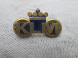 Dutch KLM enamel pin. Nederlandse draagspeld, officieel met emaille,  beetje schade bij de M, zeer apart model.