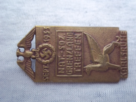 German tinnie, rally badge, Duitse tinnie, Nat.Soz. Grenzland treffen Karlsruhe sept. 1933 met maker.