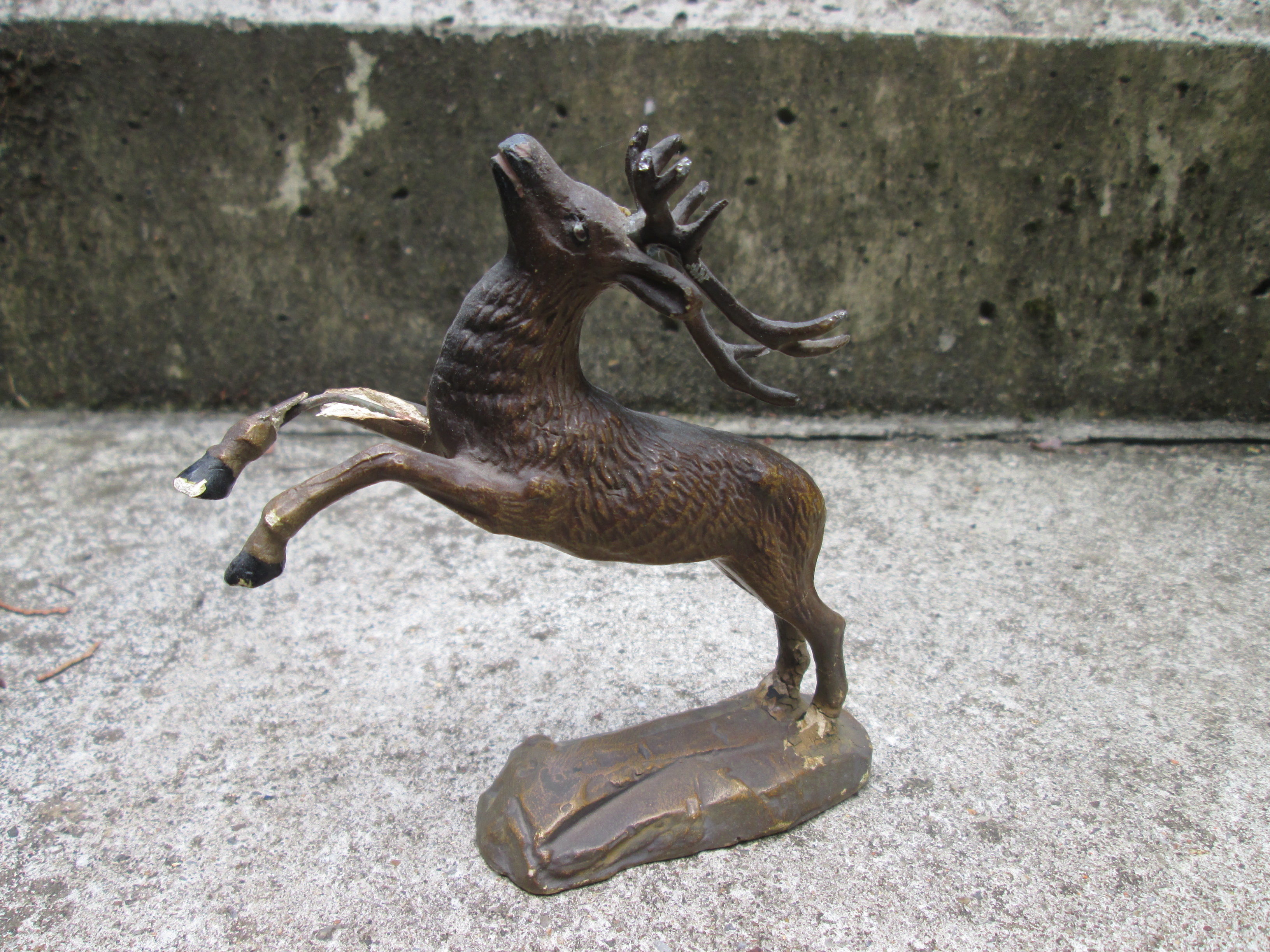 DURSO jumping deer, with a little damage on his leg. Springend hert, met een kleine beschadiging aan zijn poot.