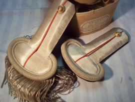 French NCO's epaulets, shoulderboards, in box with name, nice condition. Franse schouder epauletten van een Adjudant van de infanterie, op naam, in doos. goede staat.
