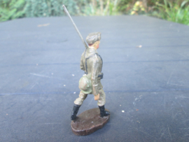 ELASTOLIN German soldier marching Duitse soldaat marcheert helm op de rug.