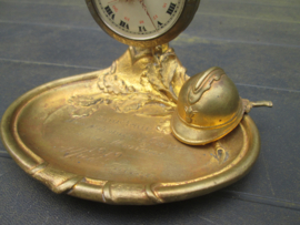 French watch holder standard. Frans Horloge standaard brons vuurverguld met Franse miniatuur helm en bajonet gegraveerd met SOUVENIR  d´un prisonnier de Guerre a sa Marraine 1919 Alfred- Anna. Krijgsgevangen herinnering. TOP stuk.