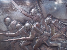 Silverplated German battlefield scene. Verzilverde metalen voorstelling Duitse soldaten in de aanval met pickelhauben TOP staat.