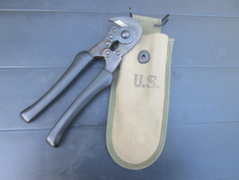 US Army plier with cover. Amerikaanse kniptang in canvashoes beide 1944 gedateerd in een zeer goede staat.
