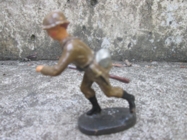 ELASTOLIN Belgium soldier attacking with rifle. Belgische soldaat in de aanval met geweer.