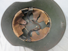 German Gladiator helmet used by VOLKSSTURM and Hitler- Youth. nice Wehrmacht green coloured. Duitse helm Gladiator model legergroen, zoals gebruikt in de einddagen door Volksturm en Hitlerjugend, Groene helmen zijn vrij zeldzaam.