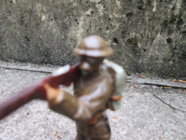 ELASTOLIN British soldier with gasmask. Engelse soldaat met gasmasker schietend, goede staat.