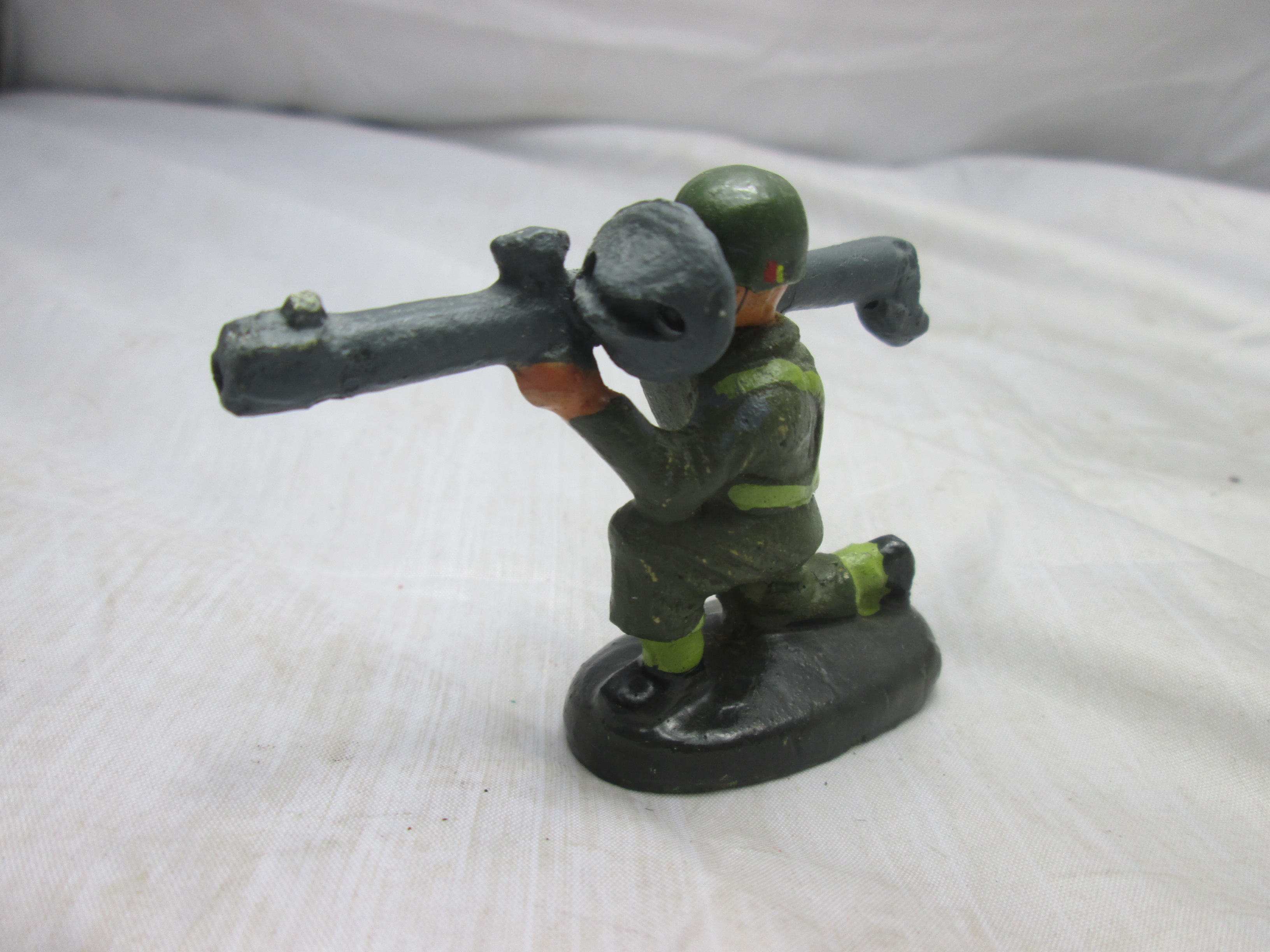 DURSO Belgium soldier sixties with bazooka. Belgische soldaat met US helm en Belgische vlag en bazooka, jaren 60.