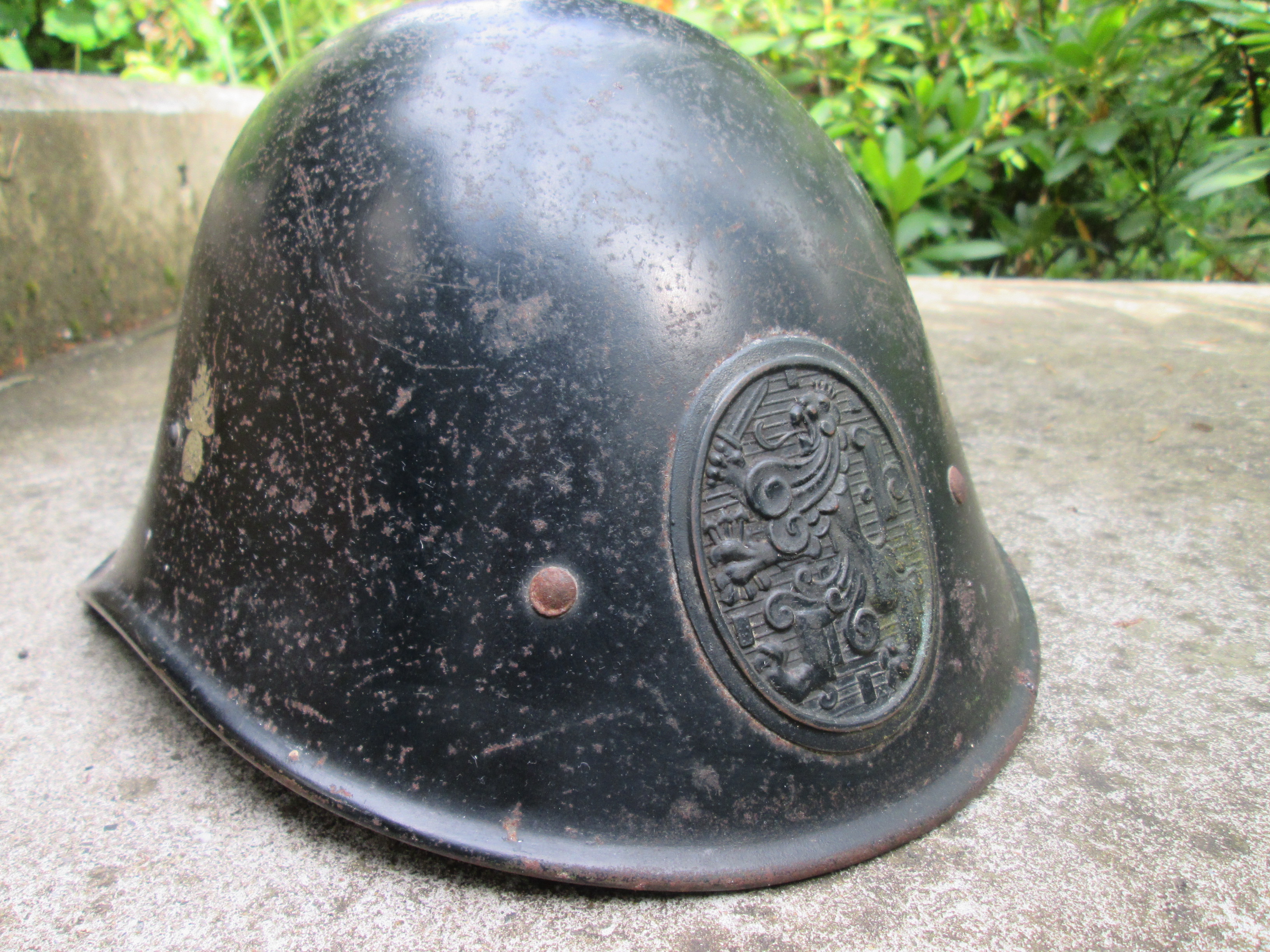 Dutch calaboration helmet of the police. Nederlandse staalhelm model 1934 met dubbel decal van de Schalkhaar politie, helm CM 1940 gestempeld zeer nette staat ZELDZAAM stuk.