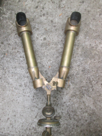 British telescope stereoscopic Mk IV, dated 1942. Engelse stereokijker, loopgravenkijker optisch goed, mooi gemarkeerd vervaardigd uit brons, zeer decoratief item.