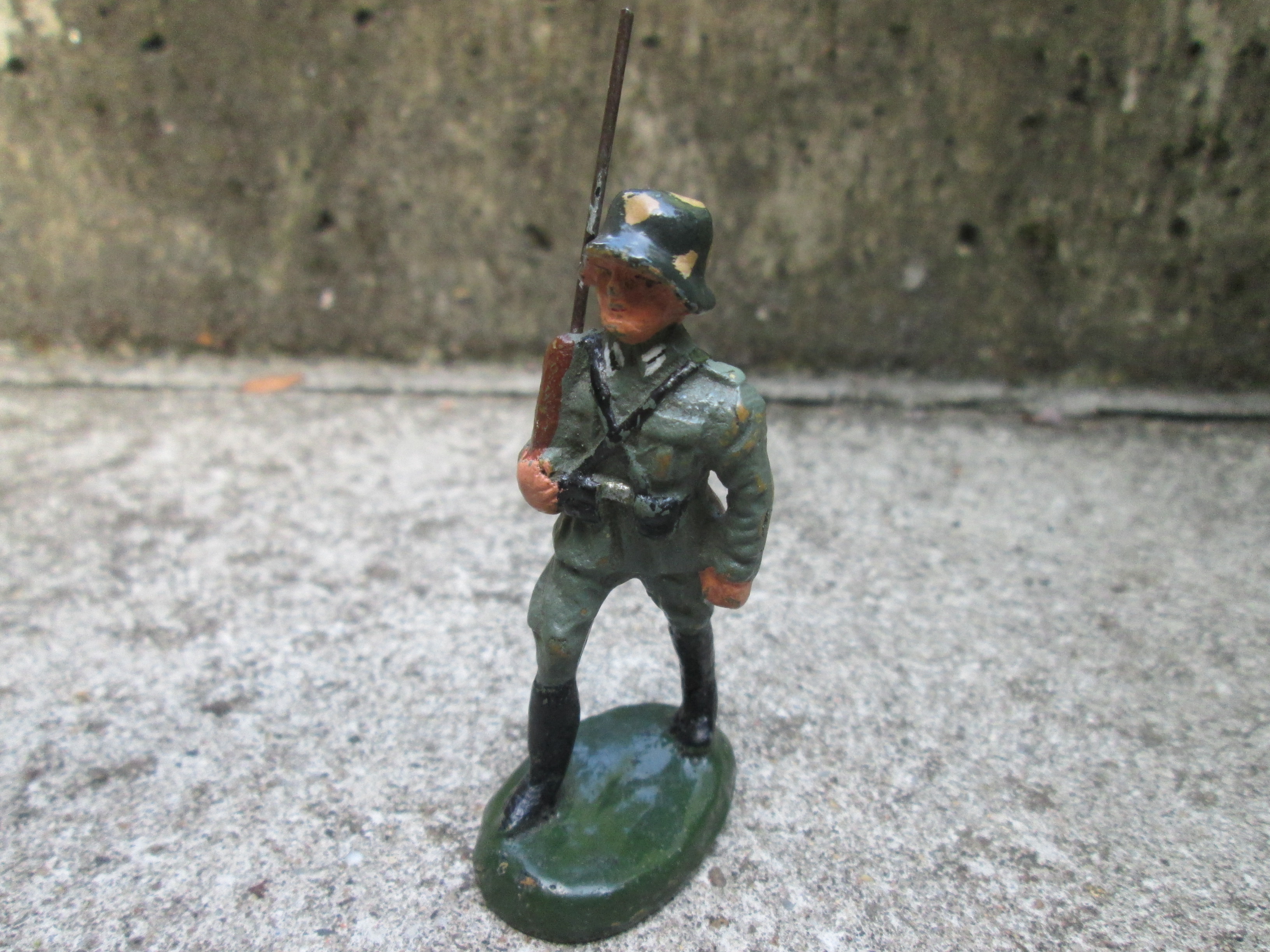 Elastolin Durso German soldier with camo helmet. Speelgoed soldaat Duitser met mimikri helm bijzonder stuk.