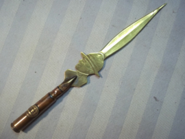 Trench- art Letter-opener ANZAC soldier. Loopgraven kunst brievenopener, geweer huls met Duitse knoop en de afbeelding van een Amerikaanse of Australische soldaat met de typische padvinderhoed.