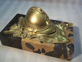 Inkwell French helmet on marble. Inktpotje, Vuurvergulde franse helm met vlag sabel en dergelijke op marmeren voet, gesigneerd TOP item.