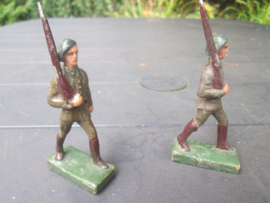 DURSO 2 Marching Belgium chausseu Ardenne. 2 marcherende Belgische Ardense Jagers.