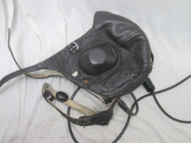 German Air Force flying cap, complete. Duitse leren vliegercap van de luftwaffe compleet met bedrading, mooi gemarkeerd, met etiket.