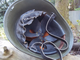 Dutch helmet M-27 with CM stamp 1934 in the leather behind. Nederlandse M-27 helm, met CM stempel in de rand  perfecte staat.