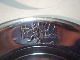 Silver plated childrens plate in box. Kinderbordje in doos, verzilverd, met sprookjes afbeeldingen ROODKAPJE, gero zilver.