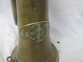 Chinese army bugle. Bazuin van het Chinese leger ten tijde van de Boxeropstand. met Chinese karakters. Het bazuin is helemaal gelijk aan de Duitse bazuinen die daar door het leger werden gebruikt, China zette er alleen hun eigen embleem op.