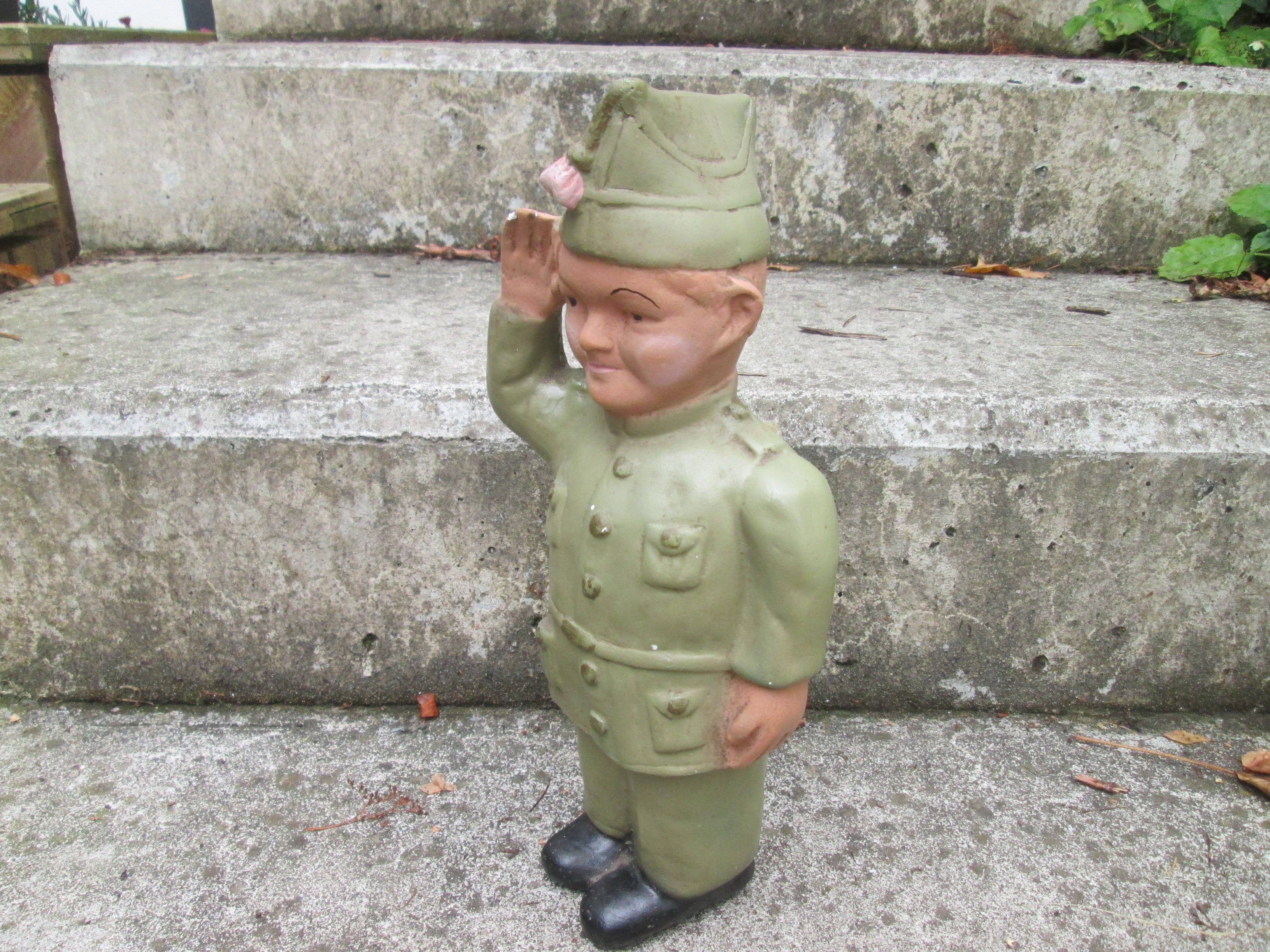 Belgium soldier as moneybox, very rare, Belgische soldaat met typische muts als gipsen spaarpot, vrij apart, zijn er ook niet veel meer van over gebleven, groot model.