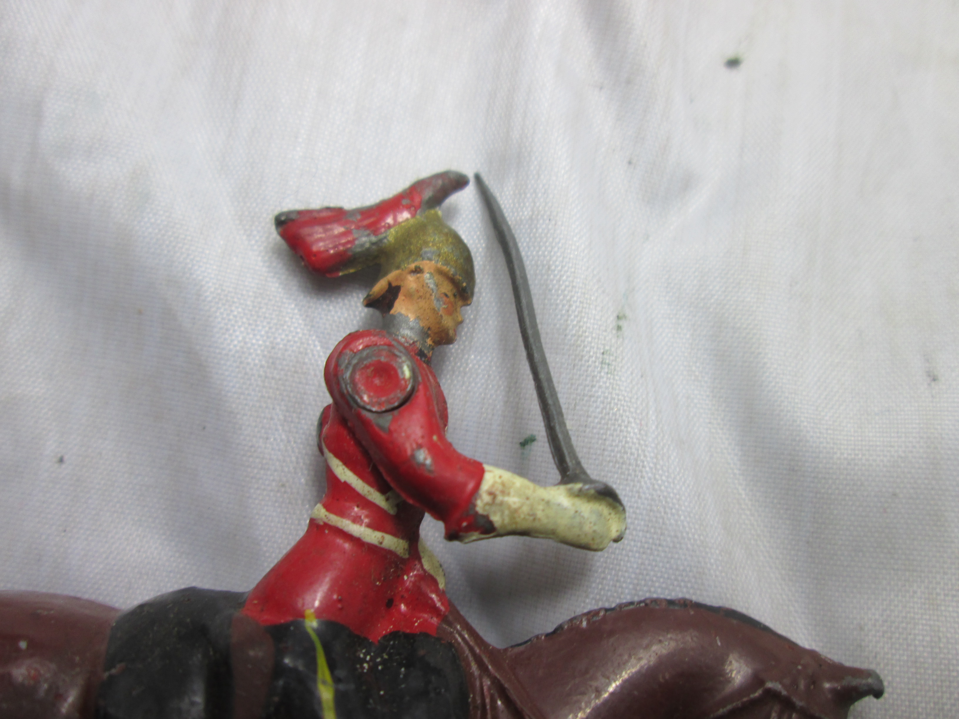 Tin toy british household cavalery, moving arm. Tinnen speelgoed british guards op paard Britain