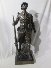 Statue of a French World War 1 soldier. very impressive.  Frans beeld, Le Poilu. Verdun, on ne passe pas. hoogte 64 cm. gesigneerd.