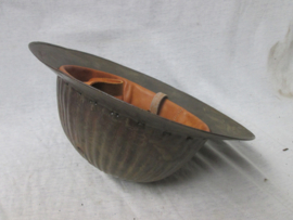 Portugese helmet M-1916, also used by English officers, because of its weight. Portugeese helm model 1916 eerste model. ook gedragen door Engelse officieren, vanwege het gewicht. New innerliner, Nieuwe binnenwerk.