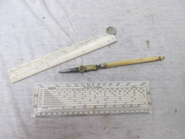 3 items used by an artillery officer. 3 items die gebruikt zijn door een Engelse officier van de Veldartillerie. 2 meetlatjes gedateerd 1917 en pen met broad arrow en 1915 gedateerd bijzonder.