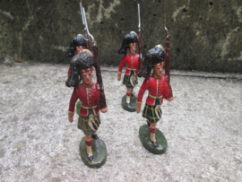 Unmarked 4 Scottish Highlanders marching in full uniform. 4 Schotse Highlanders in een goede staat kleurrijke groep.