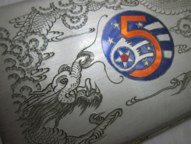 US-Air Force cigarette case 5th Bomber unit Pacific Air Force Yokota Air base Japan 1941. Amerikaanse luchtmacht sigaretten doos met 5th bomber embleem en draak. gestart in 1941.