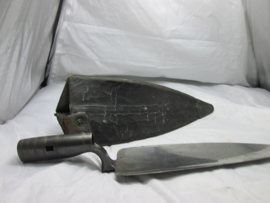 US Civil-War bayonet, with leather scabbard nicely marked with patent date. Amerikaanse shovel bajonet, Amerikaanse burgeroorlog met lere nschede zeer nette staat.