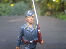 ELASTOLIN German marching luftwaffe soldier. Duitse luchtmacht soldaat marcherend.  goede staat.