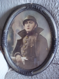 Photograph of a Belgium soldier in frame with helmet. Foto in lijst van een Belgische soldaat WO1 met helm ingekleurd.
