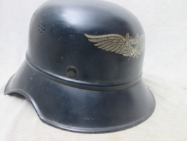 German civil defense helmet Gladiator. with original decal and innerliner, chinstrap is broken. Duitse Luchtbeschermingshelm LUFTSCHUTZ, Gladiator model, origineel decal en binnenwerk, riem gebroken zeer nette helm.